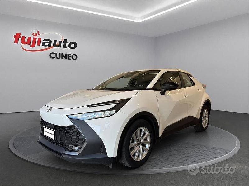 Usata Toyota C-HR Active 140 CV (102 kW) 2024 Super white SUV