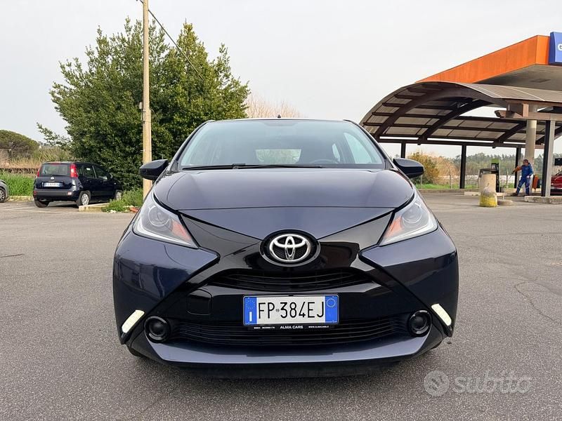 Usata Toyota Aygo X-play 69 CV (50 kW) 2018 Blu Utilitaria