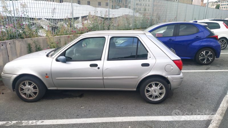 Usata Ford Fiesta 53 CV (38 kW) 2000 Grigio Utilitaria