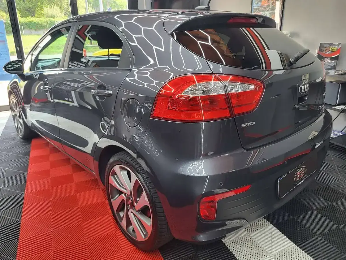 Usata Kia Rio 90 CV (66 kW) 2015 Platinum graphite metallic Berlina