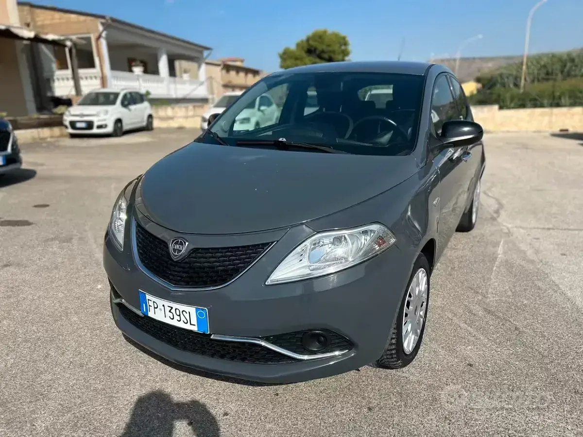 Usata Lancia Ypsilon Platinum 69 CV (50 kW) 2018 Grigio Utilitaria
