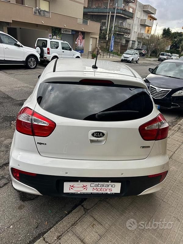 Usata Kia Rio Active 90 CV (66 kW) 2015 Bianco Berlina