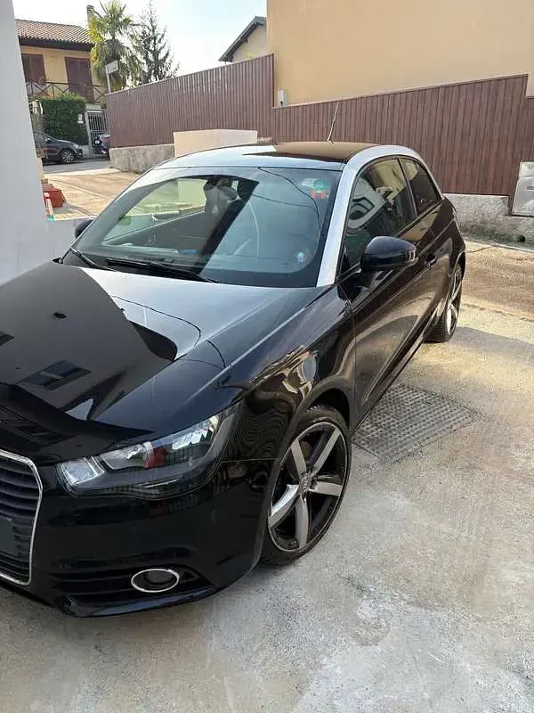 Usata Audi A1 Attraction 105 CV (77 kW) 2011 Nero Utilitaria