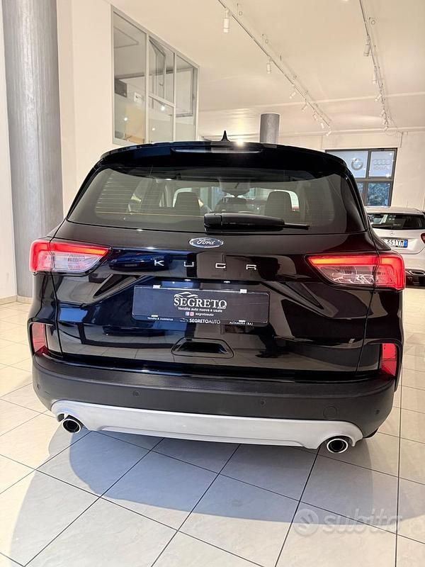 Usado Ford Kuga 120 CV (88 kW) 2021 Negro SUV