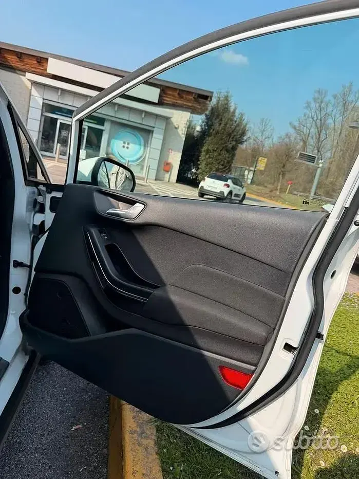 Usata Ford Fiesta Active 86 CV (63 kW) 2018 Bianco Utilitaria