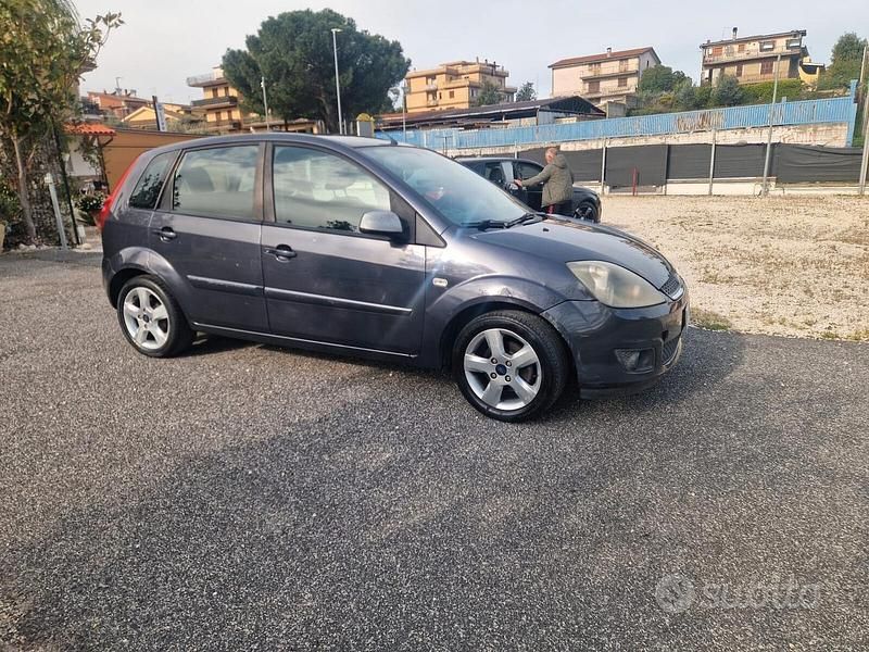 Usata Ford Fiesta Ghia 80 CV (58 kW) 2008 Grigio Utilitaria