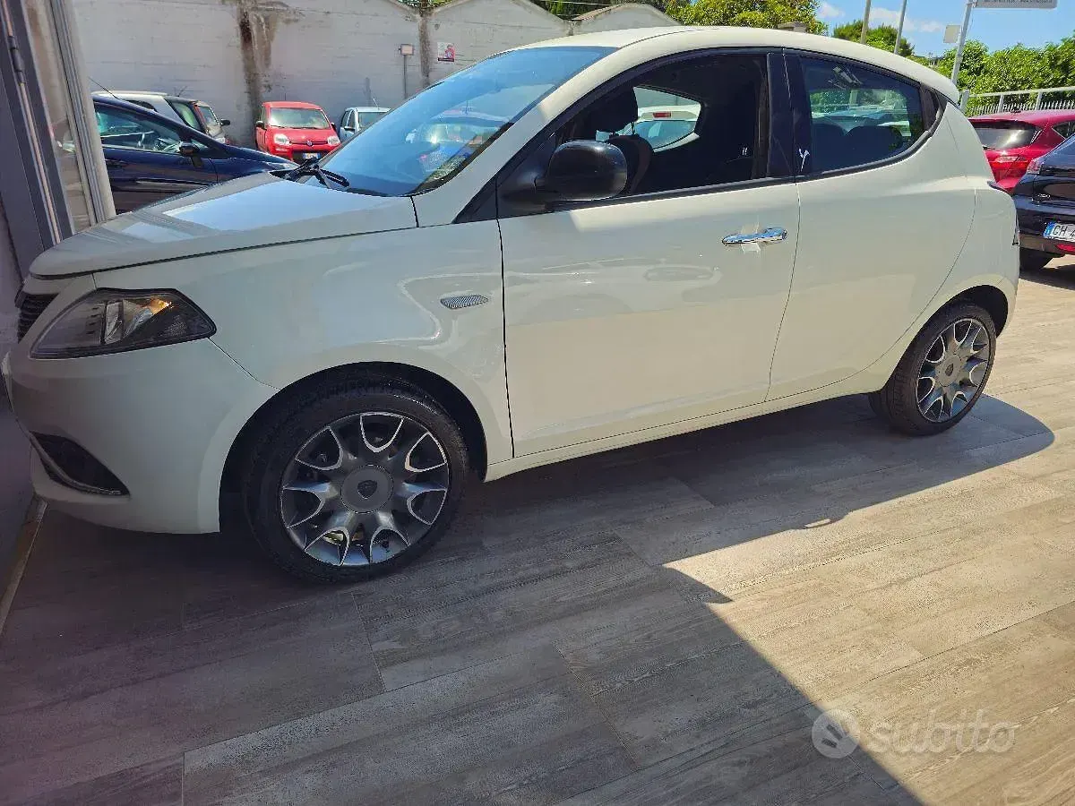 Usata Lancia Ypsilon 94 CV (69 kW) 2016 Utilitaria