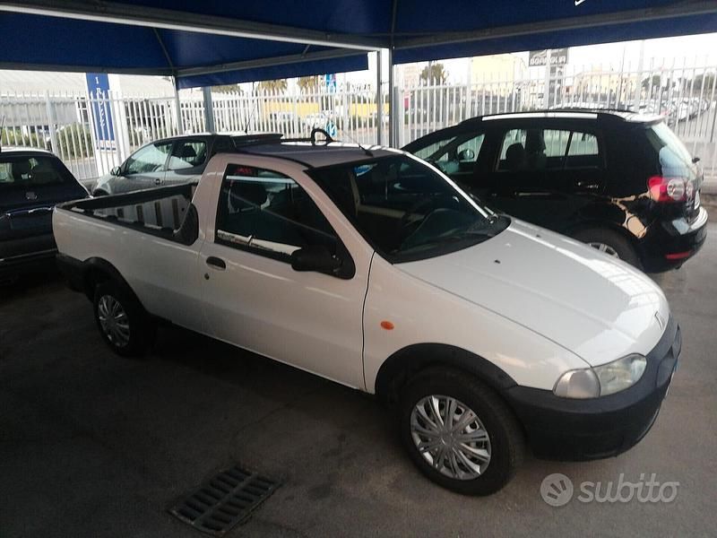Usata Fiat Strada 69 CV (50 kW) 2001 Bianco Pick-up