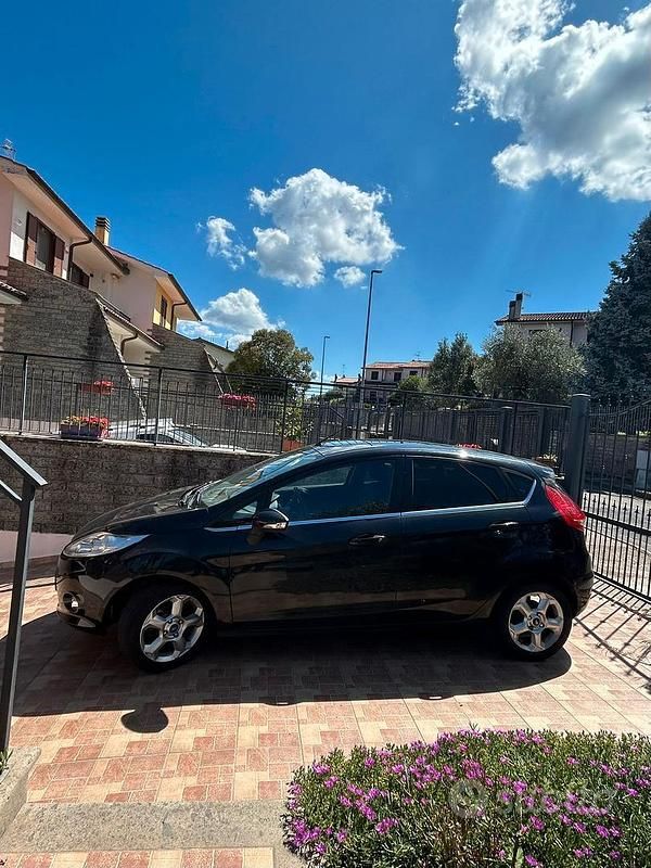 Usata Ford Fiesta Titanium 97 CV (71 kW) 2010 Nero Utilitaria