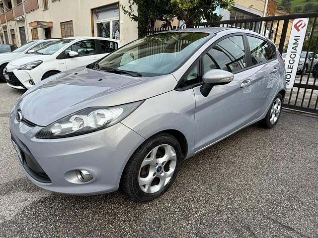 Usata Ford Fiesta Business Edition 97 CV (71 kW) 2012 Argento Berlina