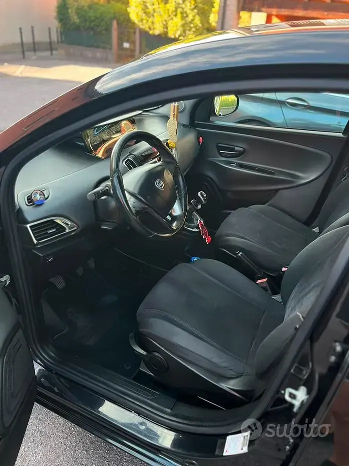 Usata Lancia Ypsilon 69 CV (50 kW) 2013 Nero Utilitaria