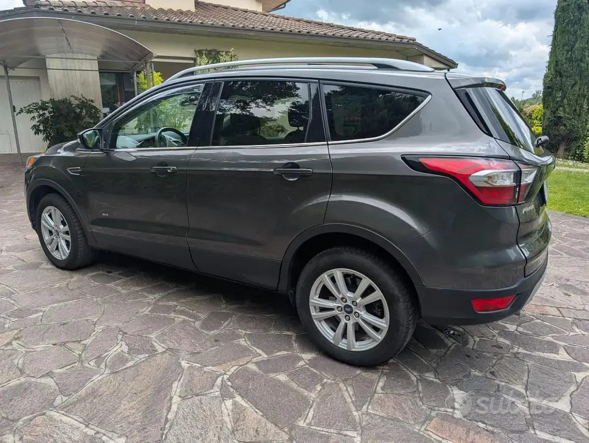 Usata Ford Kuga Titanium 150 CV (110 kW) 2017 Grigio SUV