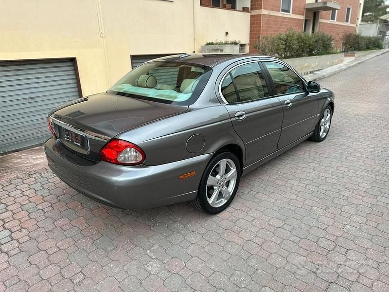 Usata Jaguar X-type Sovereign 155 CV (114 kW) 2009 Grigio Berlina