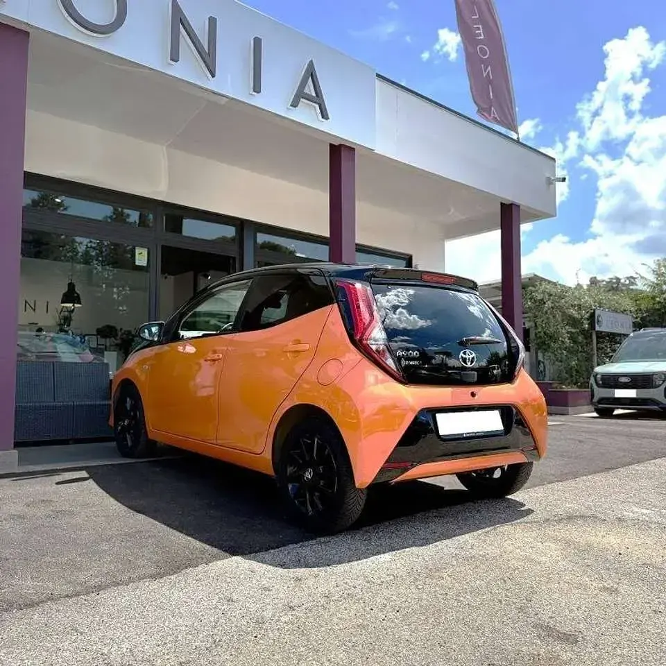 Usata Toyota Aygo X-wave 72 CV (52 kW) 2019 Arancione Utilitaria