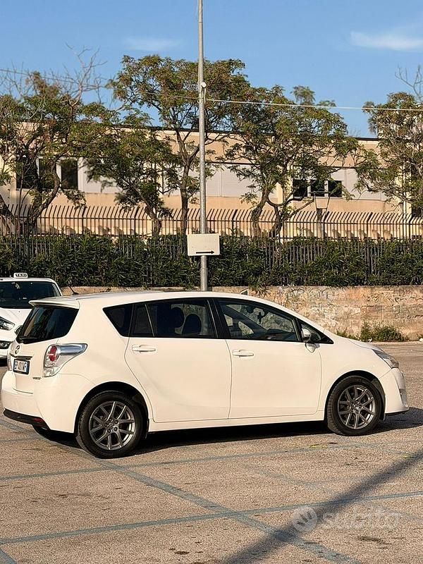 Usata Toyota Verso Active 126 CV (92 kW) 2013 Bianco Monovolume
