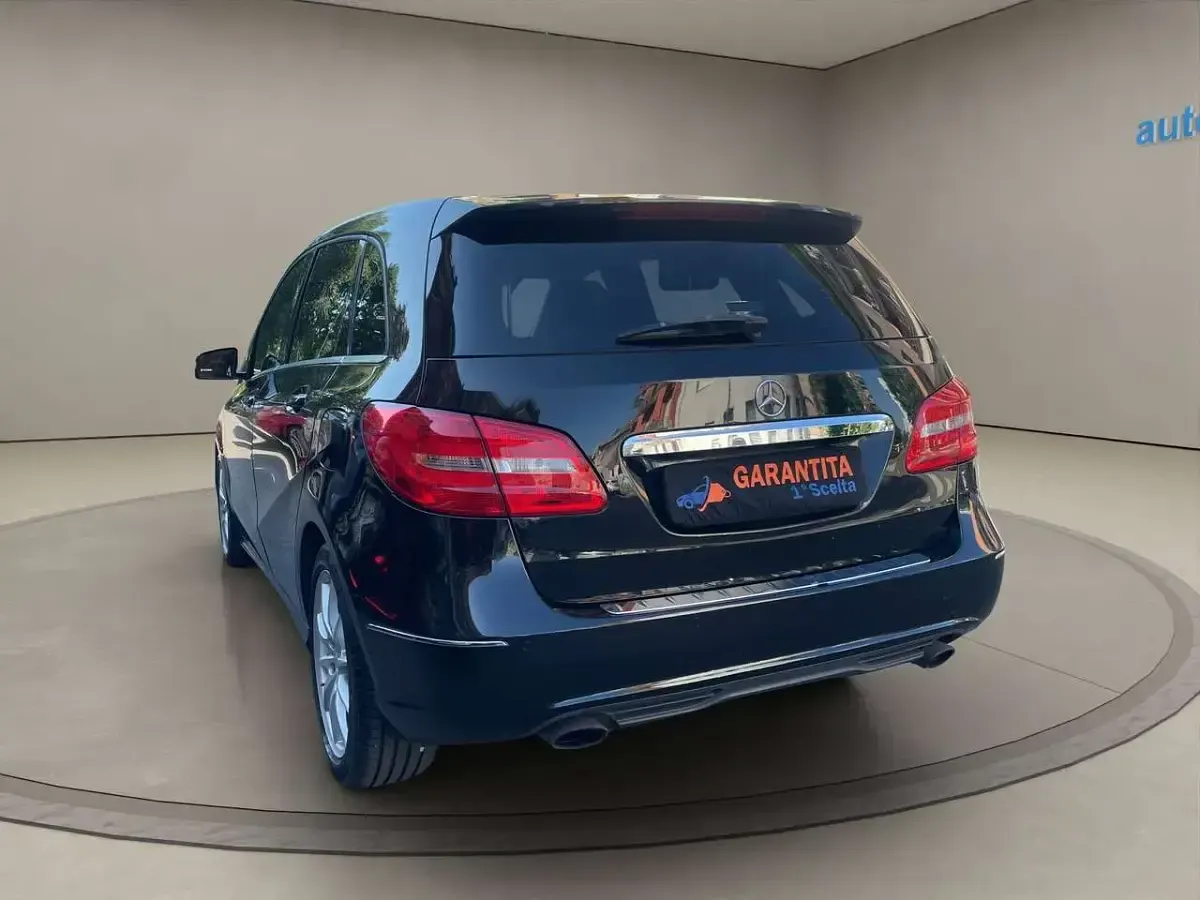 Usata Mercedes B180 122 CV (89 kW) 2012 Nero Utilitaria
