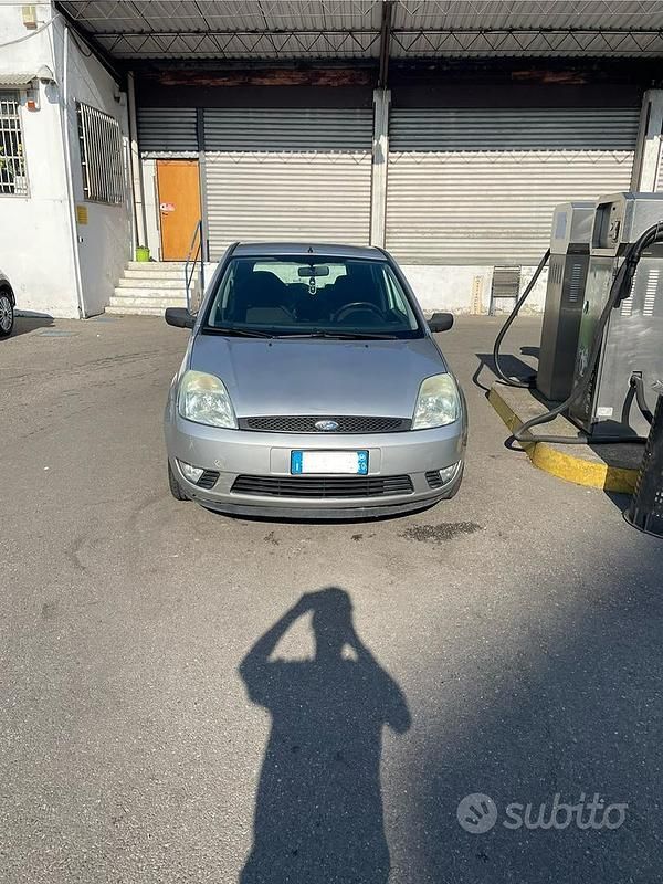 Usata Ford Fiesta 2004 Grigio Utilitaria
