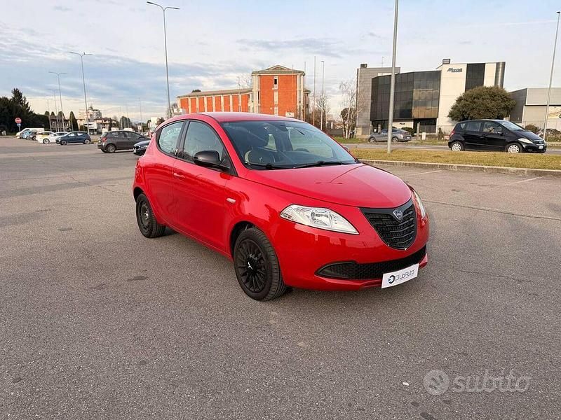 Usata Lancia Ypsilon Platinum 69 CV (50 kW) 2015 Rosso Utilitaria
