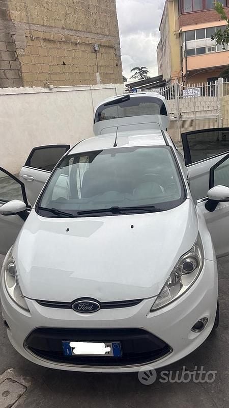 Bianco Usata 2012 Ford Fiesta Titanium Tre volumi | 4300 € (Ottimo prezzo) - Immagine 1/4