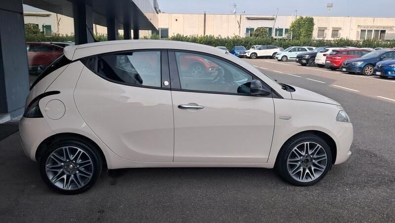 Usata Lancia Ypsilon Platinum 69 CV (50 kW) 2016 Beige Utilitaria