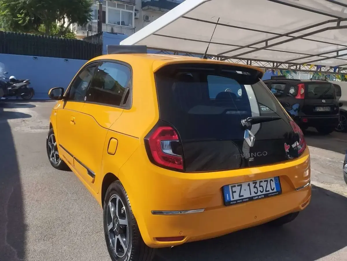 Usata Renault Twingo Intens 65 CV (47 kW) 2020 Oro Utilitaria