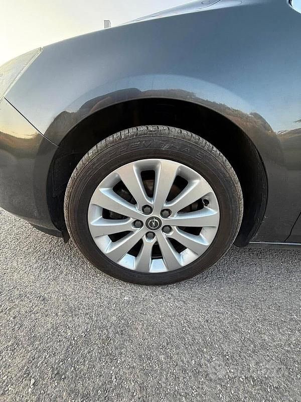 Usata Opel Astra Cosmo 110 CV (80 kW) 2011 Grigio Berlina