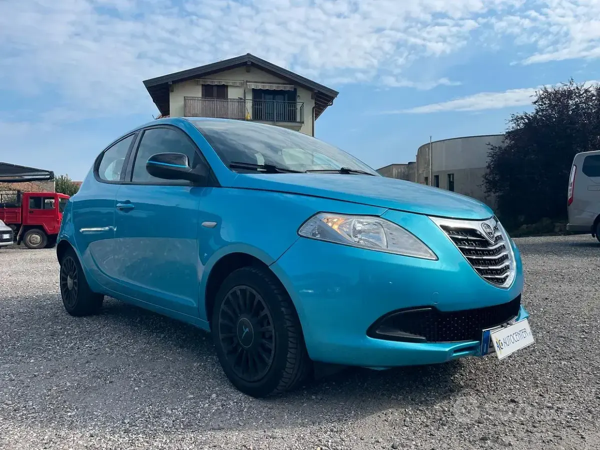 Usata Lancia Ypsilon 69 CV (50 kW) 2014 Blu Utilitaria