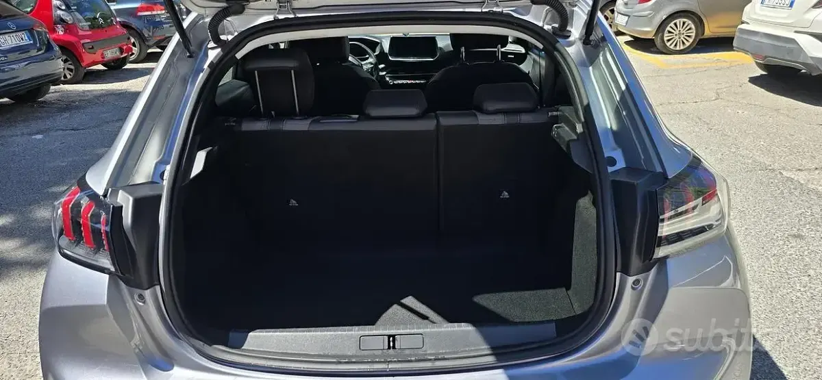 Usata Peugeot 208 Allure 101 CV (74 kW) 2023 Grigio Utilitaria