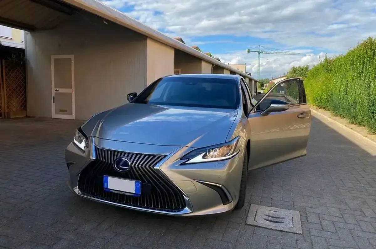 Usata Lexus ES300 178 CV (130 kW) 2020 Argento Berlina