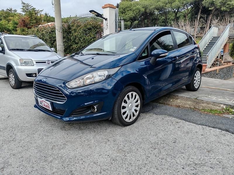 Usata Ford Fiesta 96 CV (70 kW) 2013 Blu Utilitaria