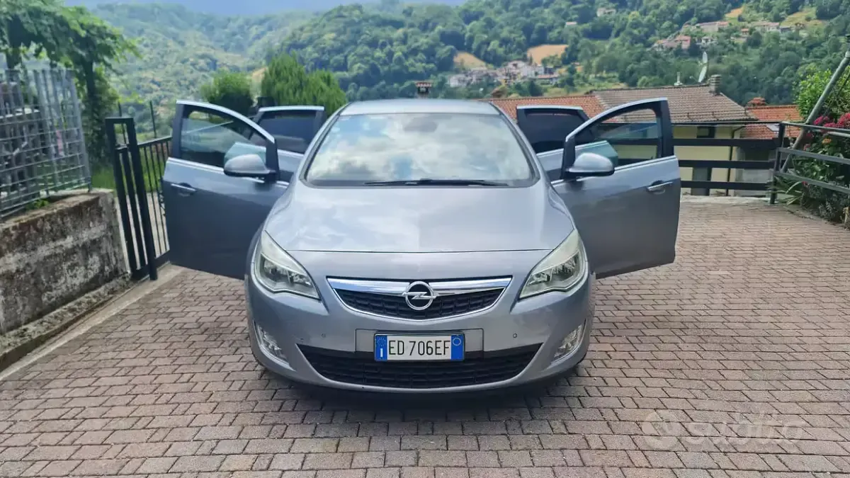 Usata Opel Astra Cosmo 125 CV (91 kW) 2010 Berlina