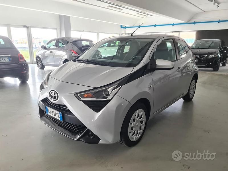 Usata Toyota Aygo Connect Style 72 CV (52 kW) 2020 Grigio Utilitaria