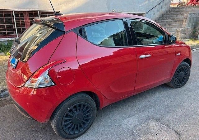 Usata Lancia Ypsilon Silver 69 CV (50 kW) 2023 Rosso Utilitaria