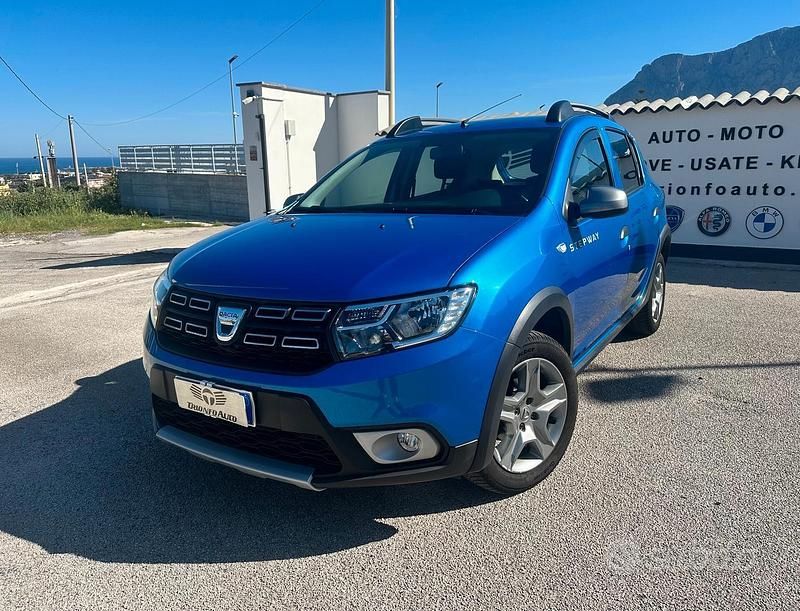 Usata Dacia Sandero Stepway 90 CV (66 kW) 2017 Blu Berlina