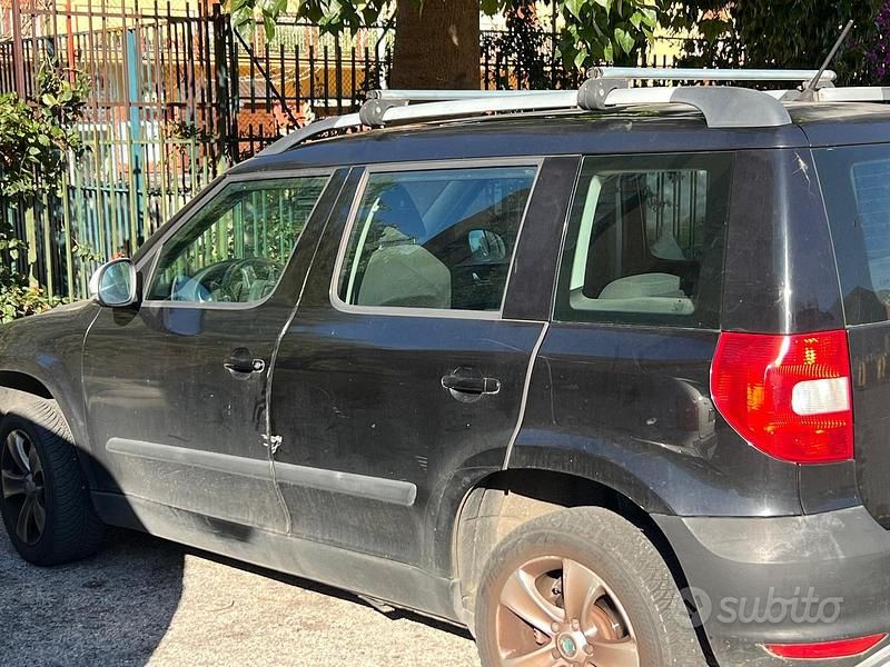 Nero Usata 2011 Skoda Yeti SUV | 3200 € - Immagine 1/4