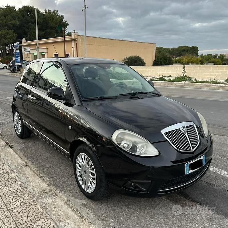 Usata Lancia Ypsilon 75 CV (55 kW) 2012 Nero Utilitaria