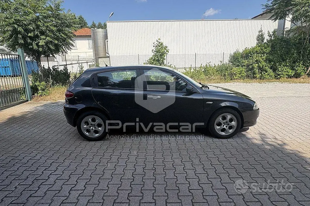 Usata Alfa Romeo 147 Distinctive 120 CV (88 kW) 2007 Nero Utilitaria