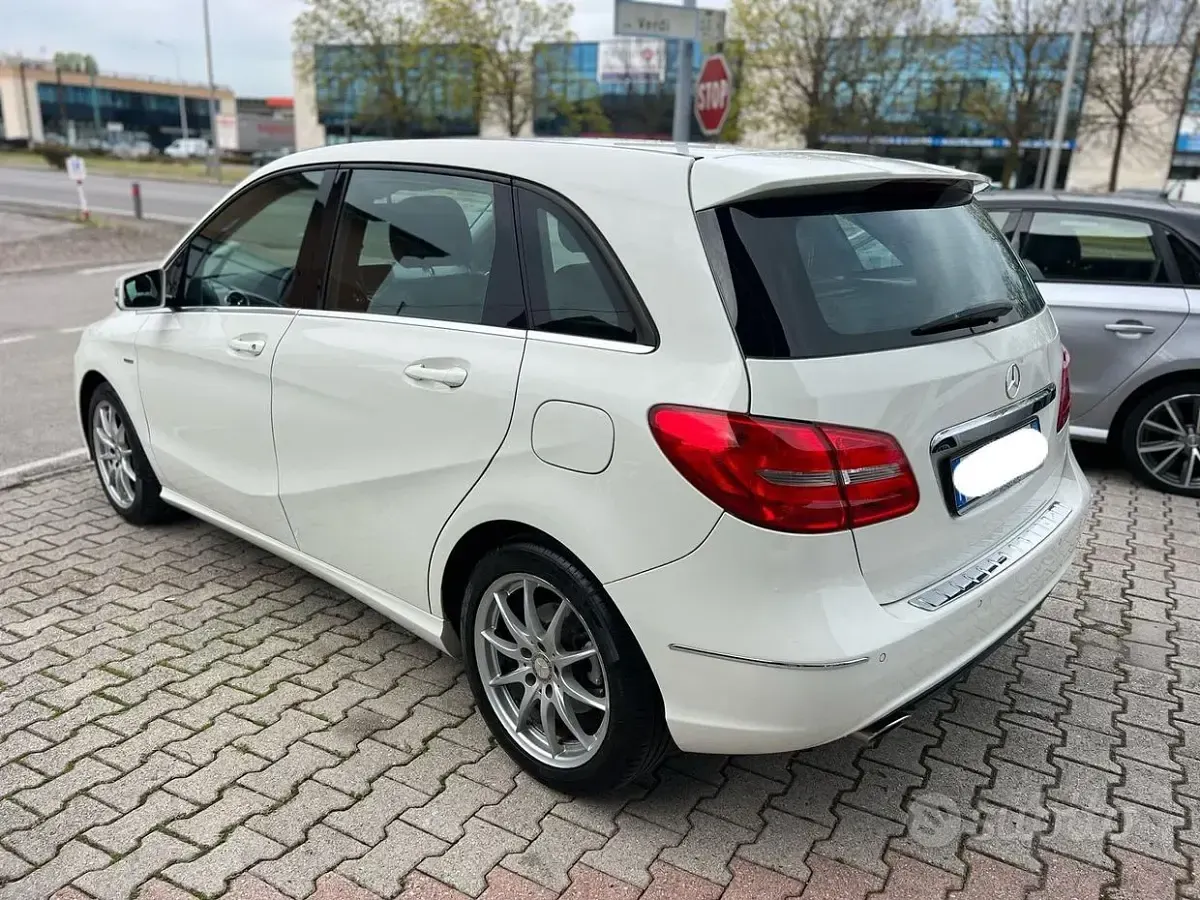 Usata Mercedes B200 Premium 136 CV (100 kW) 2012 Bianco Utilitaria