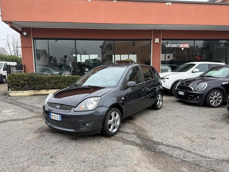 Usata Ford Fiesta Ghia 75 CV (55 kW) 2008 Grigio Berlina