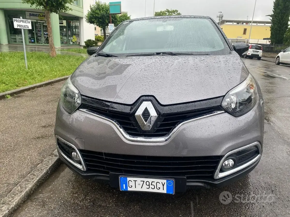 Usata Renault Captur Zen 90 CV (66 kW) 2016 Grigio SUV