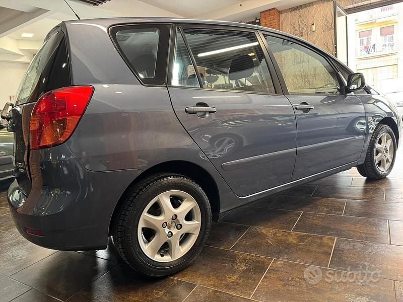 Usata Toyota Corolla Verso 110 CV (80 kW) 2003 Grigio Monovolume