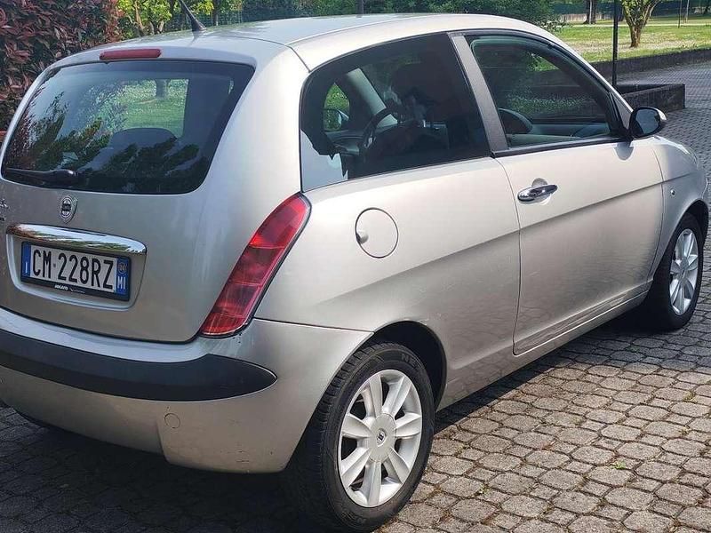 Usata Lancia Ypsilon 60 CV (44 kW) 2004 Argento Utilitaria