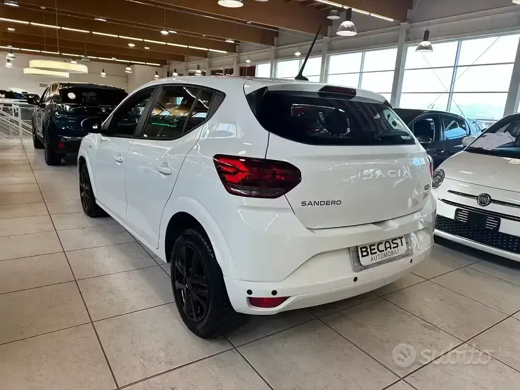 Usata Dacia Sandero Expression 101 CV (74 kW) 2023 Bianco pastello Berlina