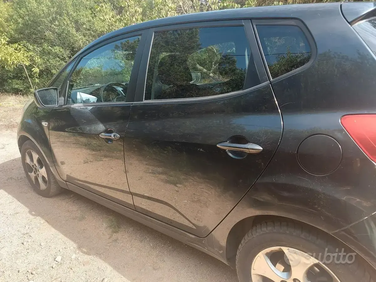 Usata Kia Venga 90 CV (66 kW) 2011 Nero Utilitaria