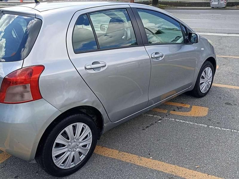 Usata Toyota Yaris Sol 69 CV (50 kW) 2006 Grigio Berlina