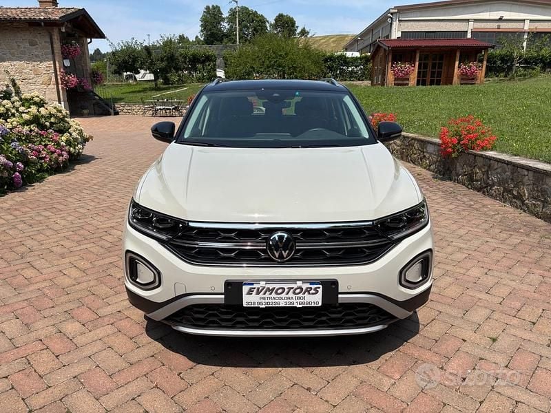 Beige Usata 2024 VW T-Roc Life SUV | 25.900 € (Buon prezzo) - Immagine 1/4