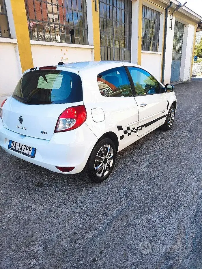 Gebraucht Renault Clio II 85 PS (62 kW) 2009 Weiß Limousine