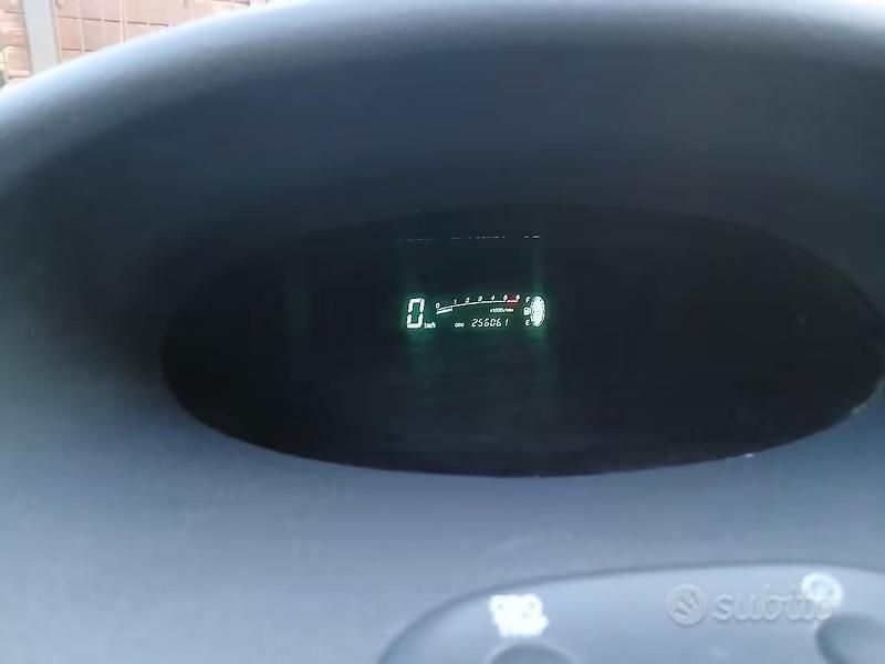 Usata Toyota Yaris 75 CV (55 kW) 2002 Grigio Berlina