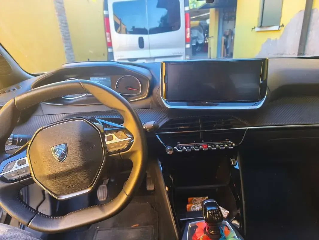 Usata Peugeot 2008 Active 102 CV (75 kW) 2024 Grigio SUV
