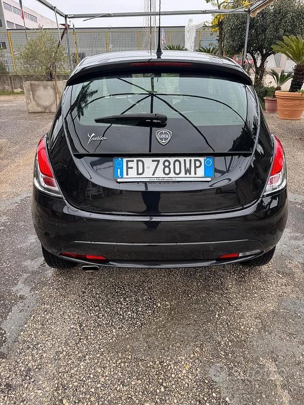 Usata Lancia Ypsilon 95 CV (69 kW) 2015 Nero Utilitaria